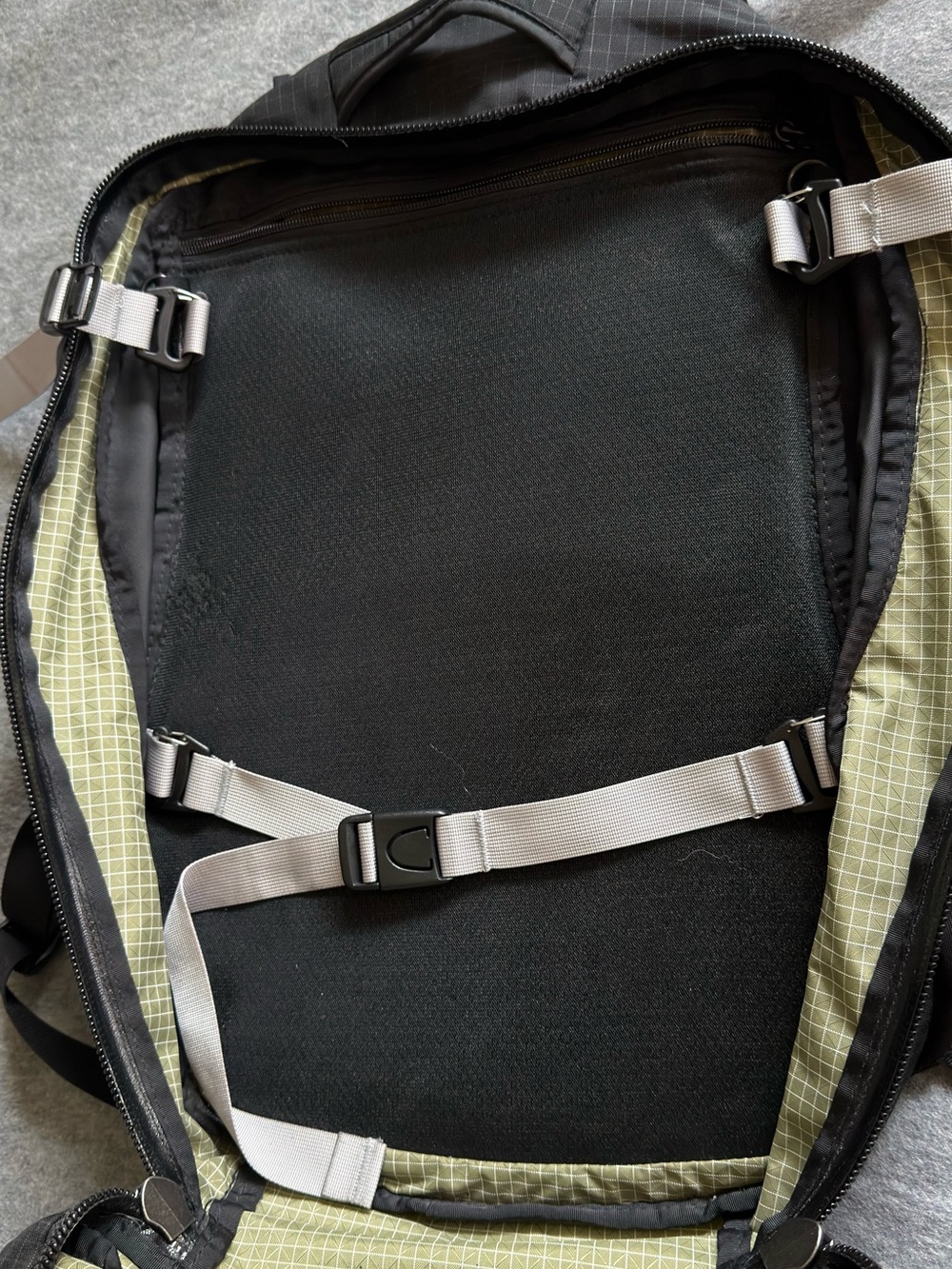 Tom Bihn Synik 30L Backpack — Black Halcyon - Picture 8 of 11
